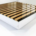 Skrzynka-na-klucze-drewniana-struktura-biala-prawa-30x30x5-cm-detal.jpg