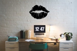 Dekoracja z metalu na ścianę "KISS"